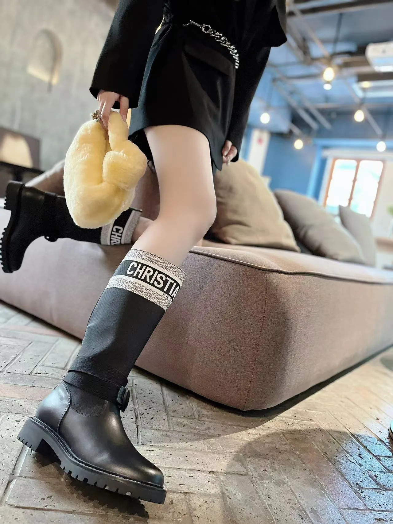 👟👟Ex-factory price 600🌈🌈Women's shoes factory Dior color matching autumn and winter new boots high-top Dior CD 20ss autumn and winter latest high-definition poster style electric embroidery color-blocking letters logo round toe mid-calf women's boots Narnaxi's same low-heeled one-slip knight military boots original development top high-end version Material: Upper imported calfskin spliced with the latest imported technology electric embroidery fabric (not ordinary fly woven fabrics on the market) + water-dyed cowhide lining (not sheepskin lining on the market) + original molded T👟👟factory price U outsole + original molded letter buckle + latest original box packaging at the counter Heel height: 3CM Size: 35-39 standard code (40.41 customization is not returnable)